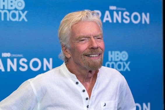 Richard Branson pred modrým pozadím.
