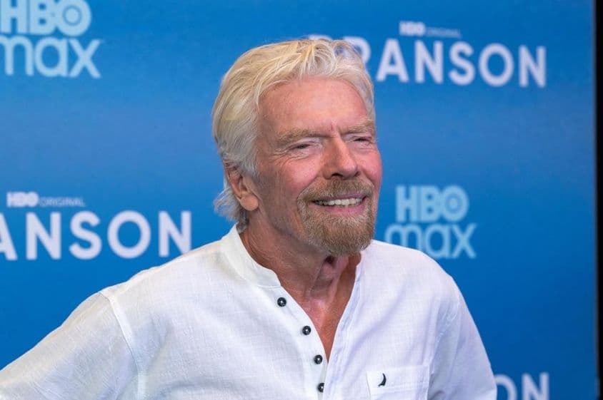 Richard Branson pred modrým pozadím.