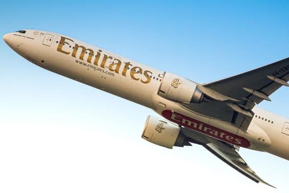Emirates lietadlo na oblohe, viditeľné zospodu.