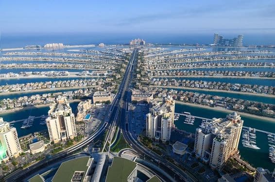 Palm Jumeirah panoráma s domami a cestami.