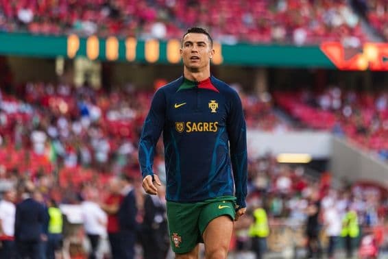 Cristiano Ronaldo na ihrisku v modrom drese so zelenými šortkami.