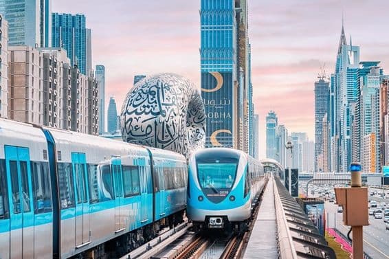 Dubajské metro vidno s mrakodrapmi a Múzeom budúcnosti v pozadí.