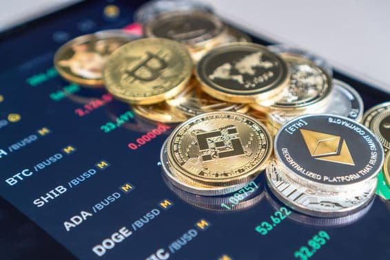 Mince ethereum a bitcoin na obrazovke telefónu so zobrazenými výmennými kurzmi kryptomien.