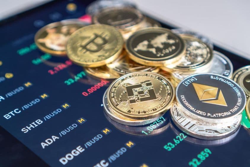 Mince ethereum a bitcoin na obrazovke telefónu so zobrazenými výmennými kurzmi kryptomien.