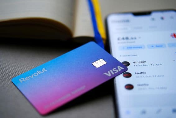 Revolut Visa karta zobrazená na obrazovke telefónu.