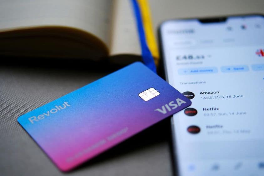 Revolut Visa karta zobrazená na obrazovke telefónu.