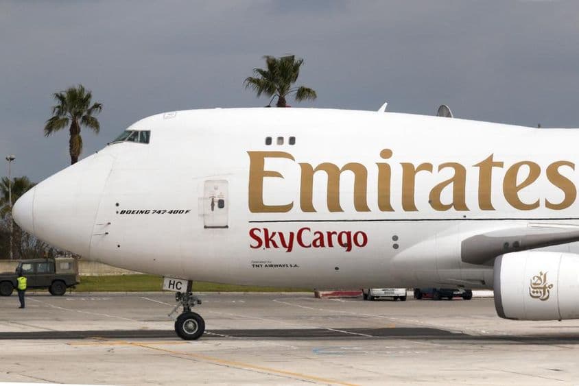 Emirates Boeing 777 s viditeľným nápisom Sky Cargo.