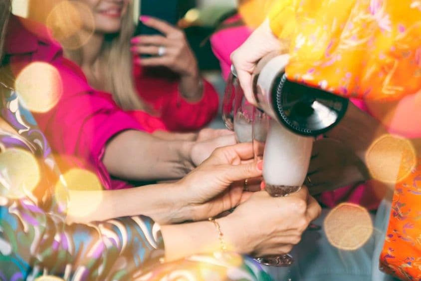 Ľudia pijúci šampanské v klube.