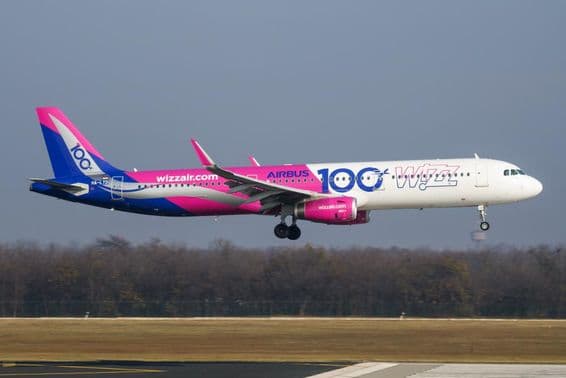 Lietadlo Wizz Air letí nízko nad dráhou.