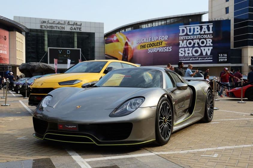 Porsche v popredí vedľa Lamba.