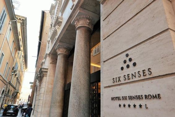 Znak 5-hviezdičkového hotela Six Senses v Ríme.