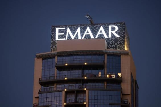 Logo EMAAR viditeľné na vrchole mrakodrapu.