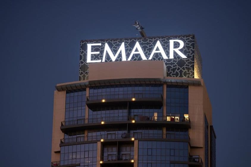 Logo EMAAR viditeľné na vrchole mrakodrapu.