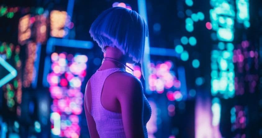 Žena kráčajúca na anime festival, s modrými vlasmi a nerozostrenými blikajúcimi svetlami v pozadí.
