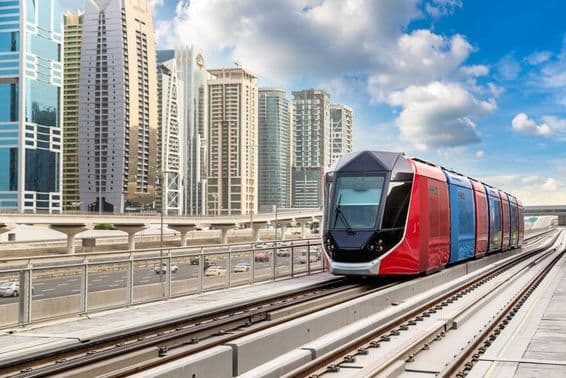 Dubajská električka so mrakodrapmi v pozadí.