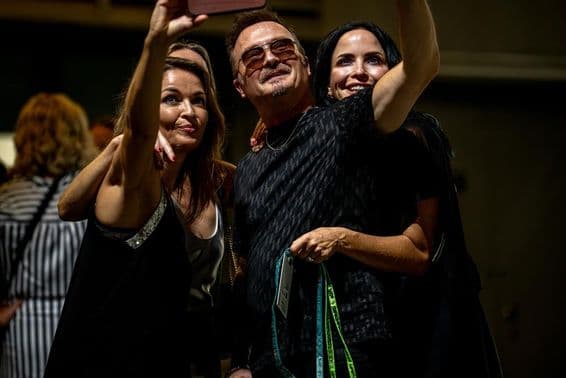Legendárna írska kapela The Corrs si robí selfie.