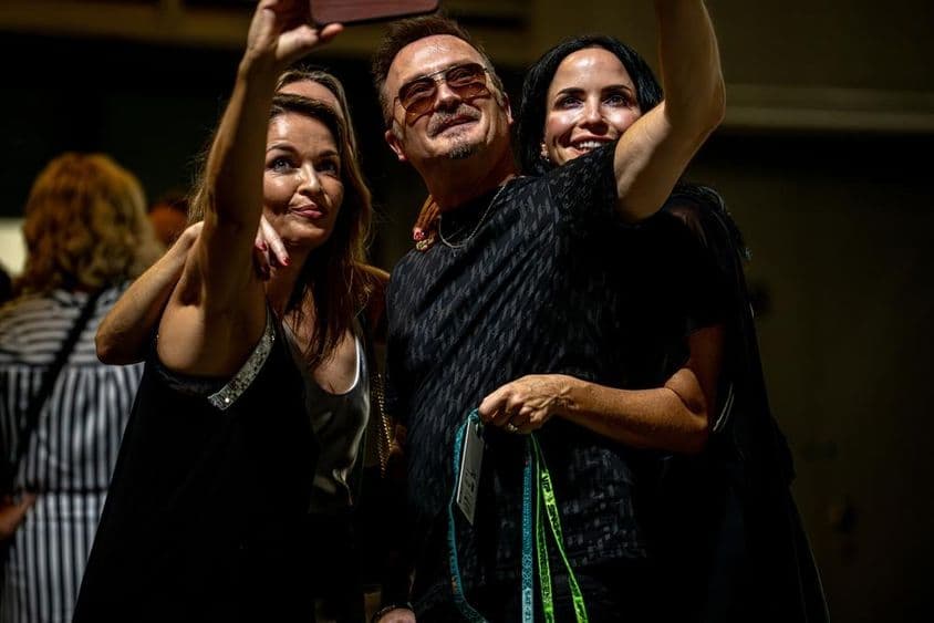 Legendárna írska kapela The Corrs si robí selfie.