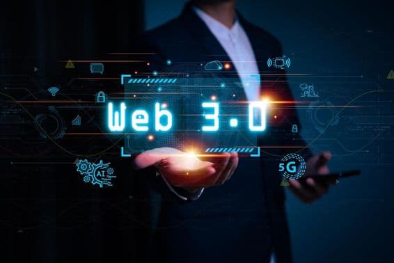 Osoba, ktorá drží nápis Web3 premietaný na svoju ruku.