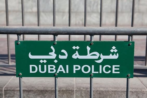 Dubajskej polície viditeľné na plote.