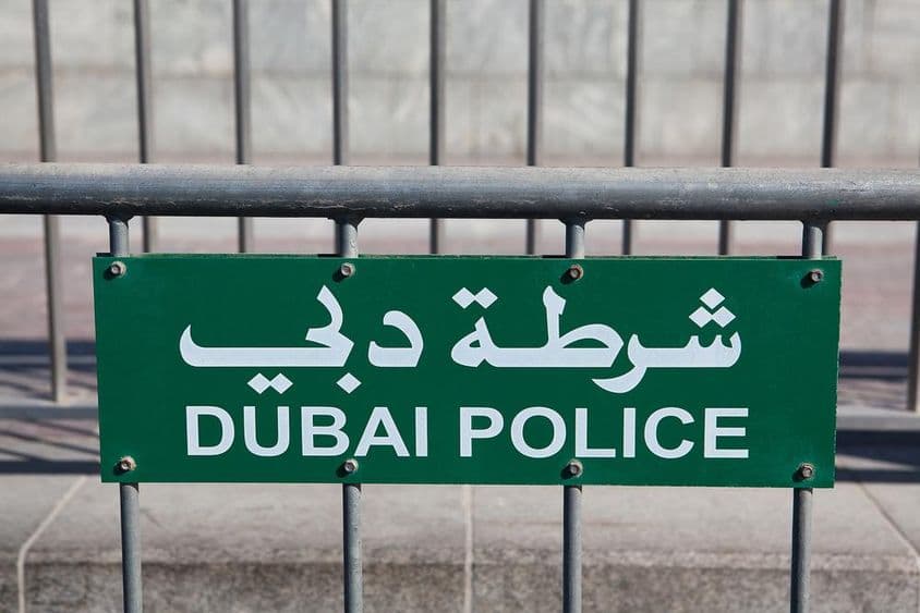 Dubajskej polície viditeľné na plote.
