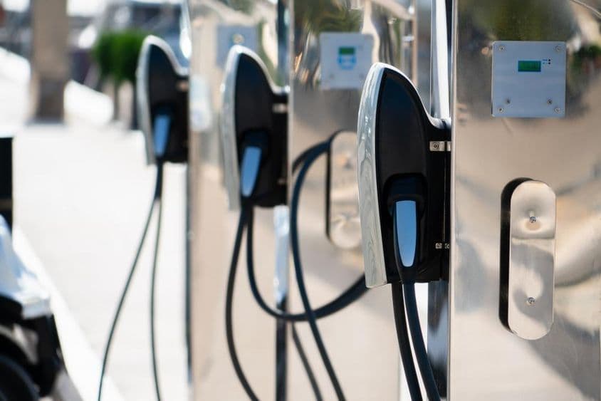 Nabíjačky Tesla zoradené vedľa seba.