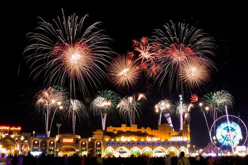 Nočný ohňostroj nad Global Village.