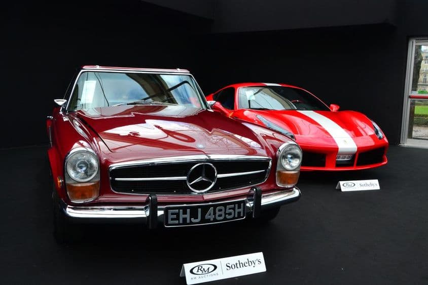 Mercedes a Ferrari na aukcii Sotheby’s.