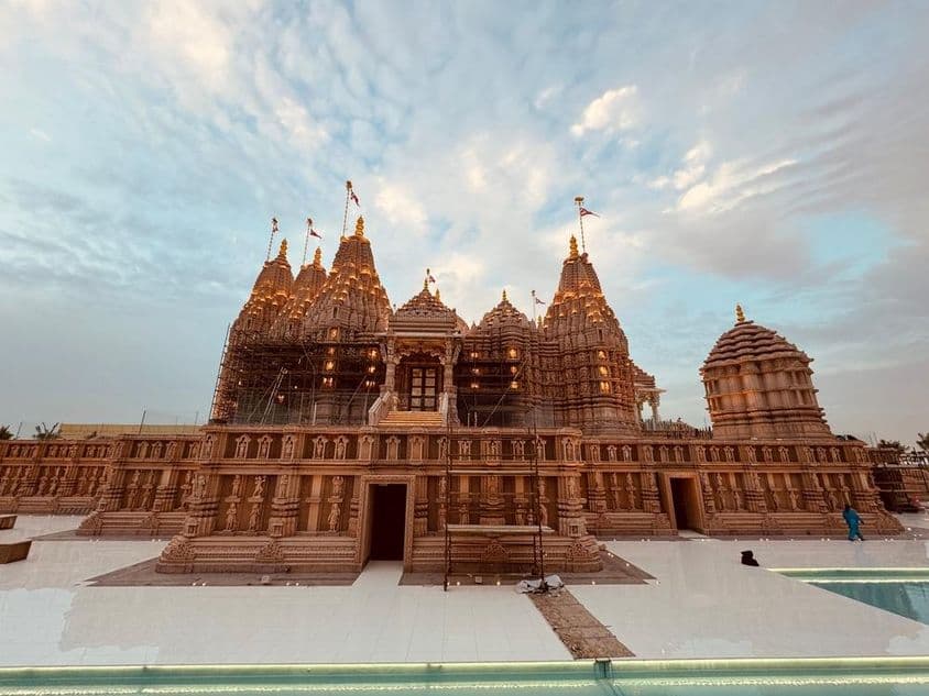 Predný pohľad na Baps Hindu Temple v Abu Dhabi.
