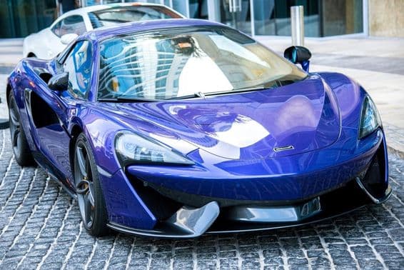 Modrý McLaren zaparkovaný na ulici v Dubaji.