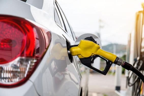 Palivová dýza vložená do plniaceho otvoru auta.