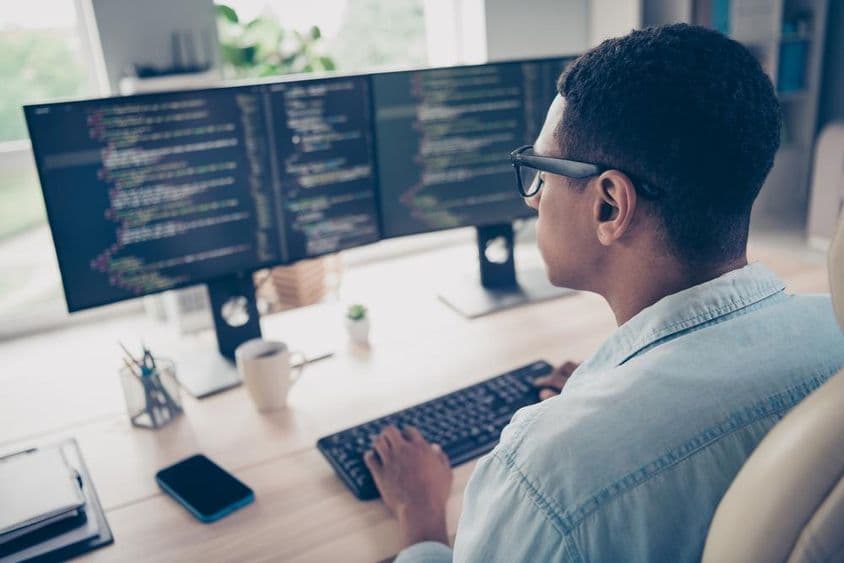 Študent sa učí kódovať na počítači.