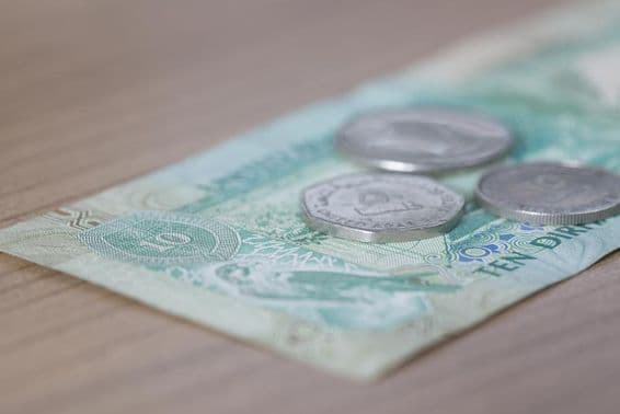 10 dirhamová bankovka a 1 dirhamová minca.