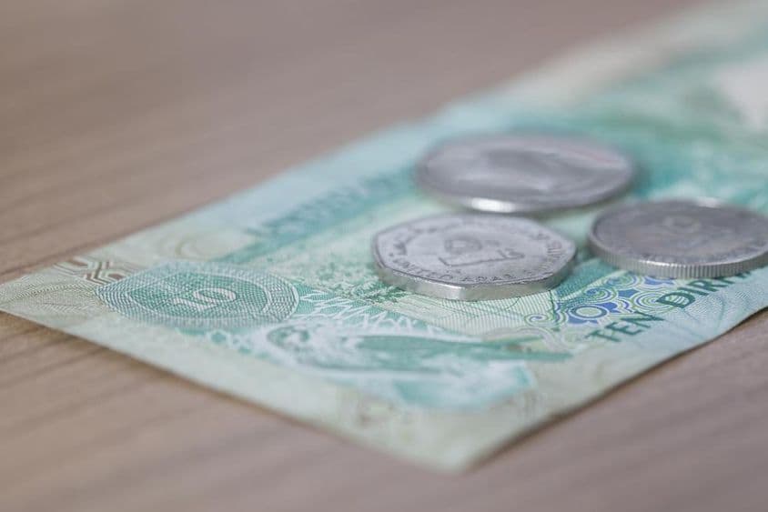 10 dirhamová bankovka a 1 dirhamová minca.