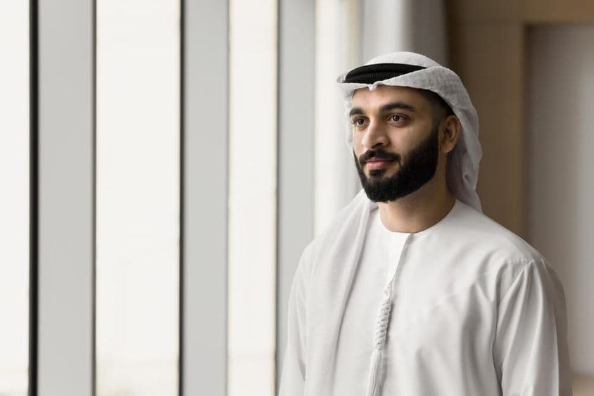 Emirátsky muž nosiaci ghutrah.