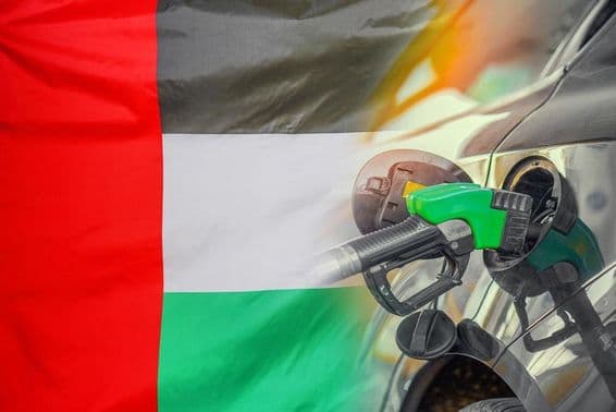Auto je tankované benzínom, vlajka SAE v pozadí.