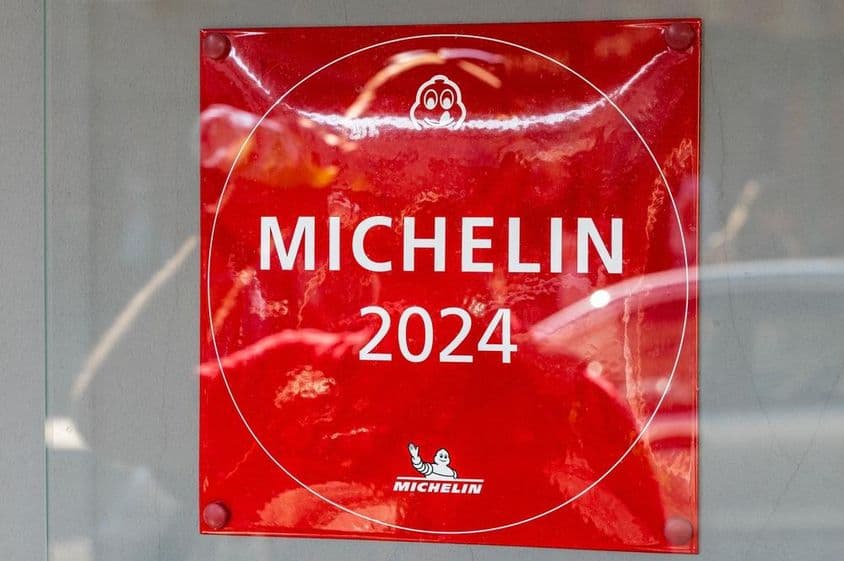Smaltovaná plaketa Michelin Guide 2024 na stene reštaurácie.