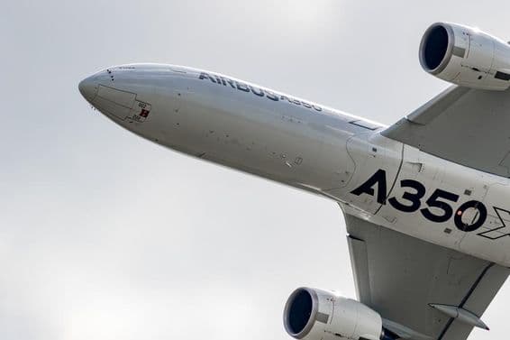 Lietadlo Airbus A350 odfotografované zospodu.