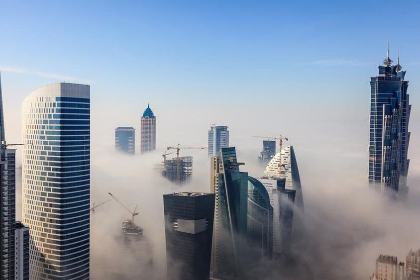 Dubajské mrakodrapy zahalené v hmle.
