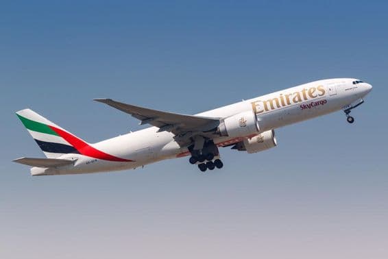 Emirates lietadlo letí vo vzduchu, obloha.