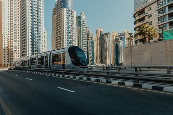 Dubajská električka s mrakodrapmi v pozadí.