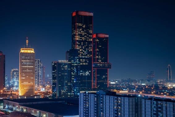 Dubaj Business Bay s mrakodrapmi v pozadí.