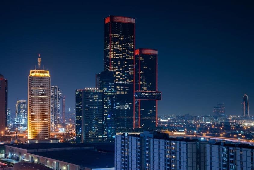 Dubaj Business Bay s mrakodrapmi v pozadí.