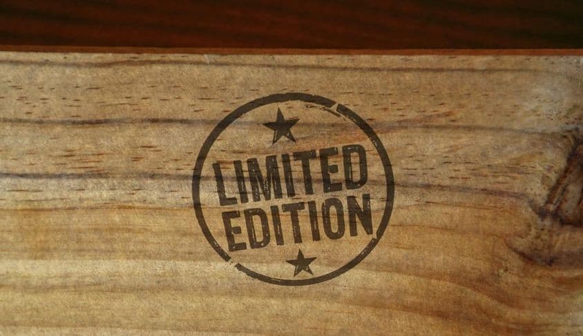 Limitovaná edícia napísaná na drevenom povrchu so hviezdami okolo.
