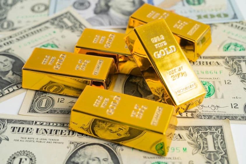 Investičné zlaté tehličky vážiace 200g na amerických dolároch.