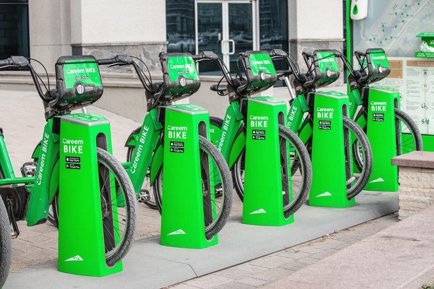Bicykle Careem umiestnené spolu v dokovacej stanici.
