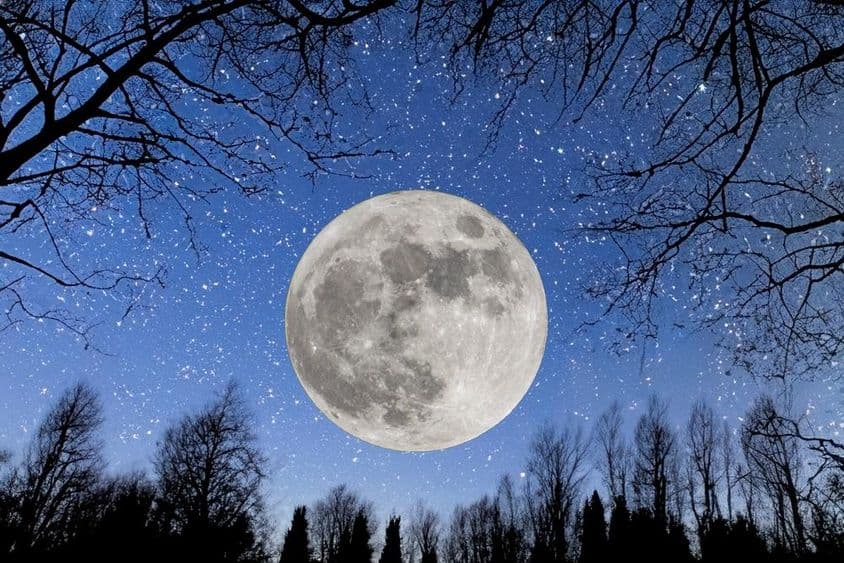 Úplnok na hviezdnej oblohe.