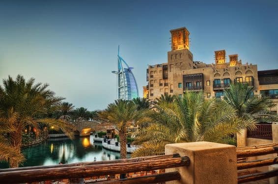 Jumeirah Al Qasr s Burj Al Arab v pozadí.