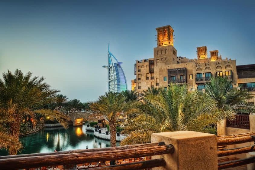 Jumeirah Al Qasr s Burj Al Arab v pozadí.