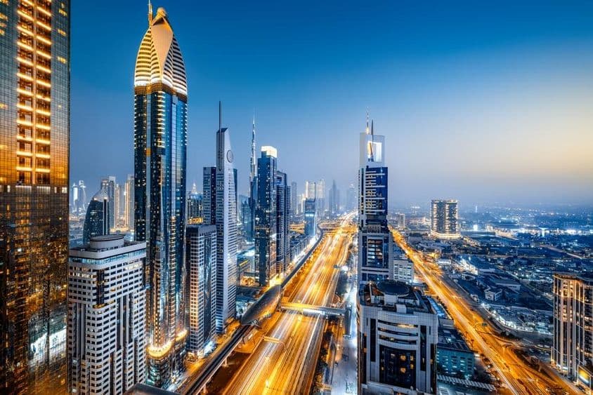 Dubajský panoramatický pohľad na nočnú oblohu zhora.