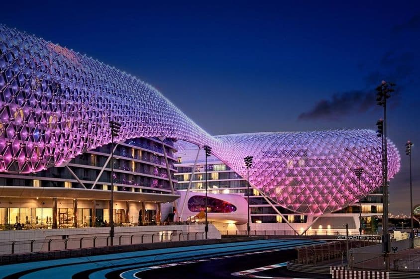 Pretekárska dráha Yas Marina osvetlená v tme.